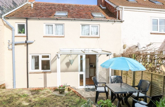 BUGLE COTTAGE, pet friendly, character holiday cottage in Carisbrooke