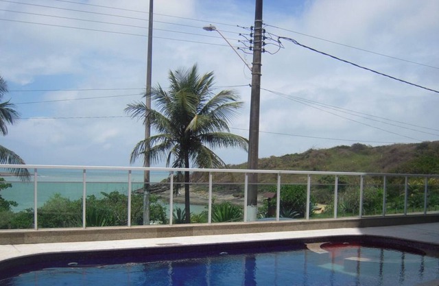 Edificio frente a la elegante playa de Bacutia (Blue Cove)