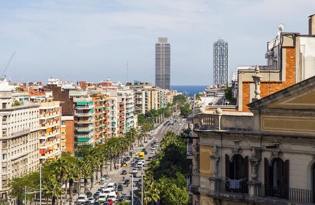 A poca distancia del centro de la ciudad y la playa. Bien comunicado!