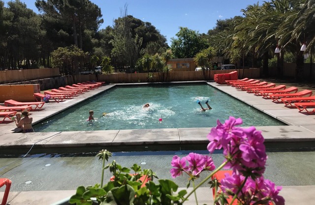 Bungalows y caravanas junto al mar y piscina