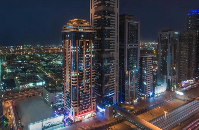 Alójese cerca del metro y disfrute de las vistas del Burj Khalifa