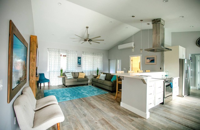 Nueva y espaciosa casa de 3 habitaciones con aire acondicionado, a pasos de la playa de Hukilau, MENSUALMENTE