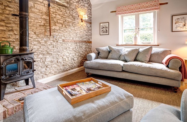 Butler's Stall Cotswolds Holiday Cottage in Ramsden, 2 Beds & Sleeps 3