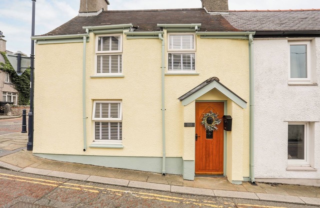 BWTHYN LILI (LILY COTTAGE), pet friendly in Cemaes Bay