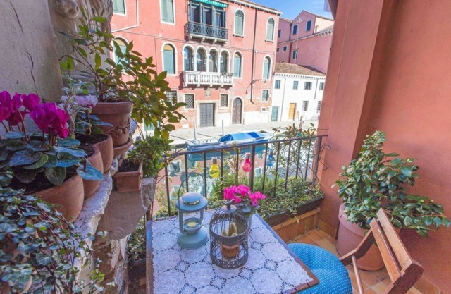 Vista al canal desde la terraza, aire acondicionado, wi-fi ... ¿qué más?