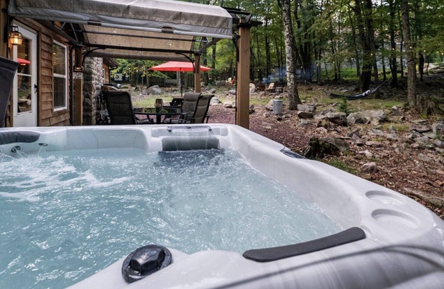 Cabin Crunch: Lake Harmony. Entire home, Hot tub, Wood fireplace, All essentials
