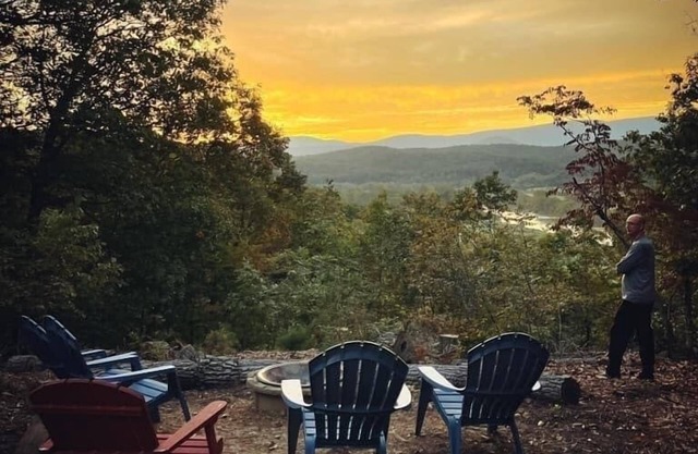 Cabin~ Firepit~Mtn/River views~ WFH~Pets