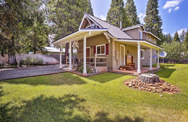 ¡NUEVO! Cabina con espacio en el patio trasero, .5 Mi a Trinity Lake