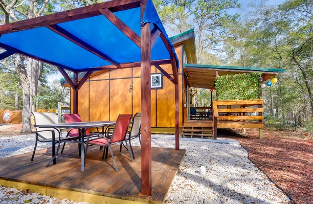 Cabin w/ Deck & Fire Pit: 2 Mi to Holden Beach!