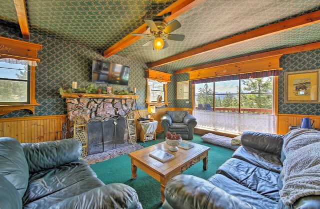 ¡NUEVO! Cabaña con plataforma y vistas Pasos desde Big Bear Lake
