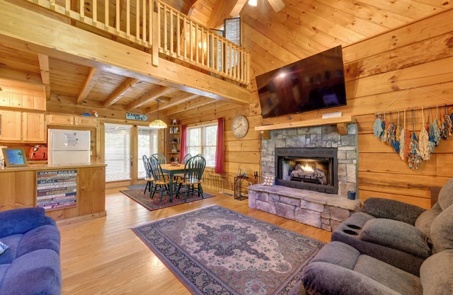 Cabin w/ Hot Tub + Fishing Pond in Del Rio!