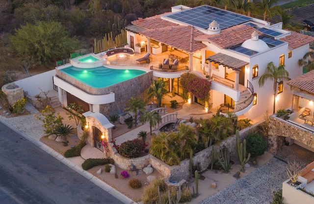 Cabo San Lucas Ocean & Arch Views! Private Pickleball Court! 3 miles to downtown