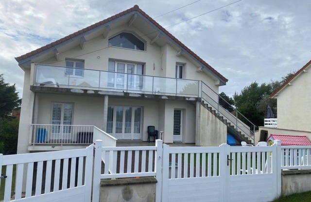 CABOURG/LE HOME: Supervised beach 100 m'away. Close to thalasso and golf.