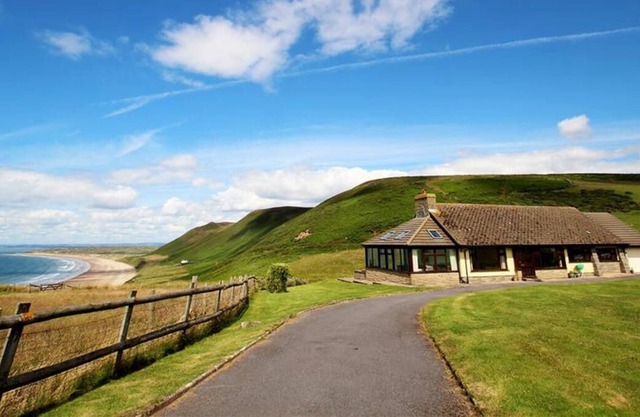 Qué ubicación ... con vistas a la bahía de Rhossili, Caemor es una fabulosa casa de vacaciones con un increíble mar 180