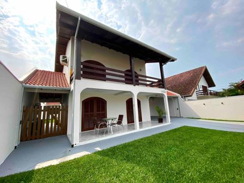 Caiobá - Casa 4 quartos com AR, espaçosa e perto do mar