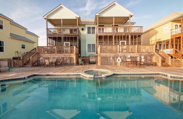 6 BR / 3BA Gulf Front Home, piscina privada, recientemente renovado, en la playa, ascensor