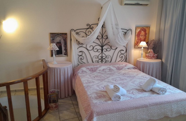 Colorido REA Suite, piscina, patio, terraza en la azotea, cerca de Rethymno
