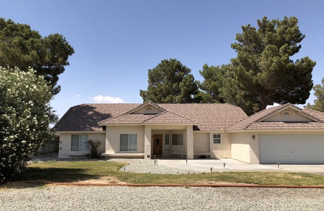 California City Tastefully Modern 4 Bd Casa de vacaciones