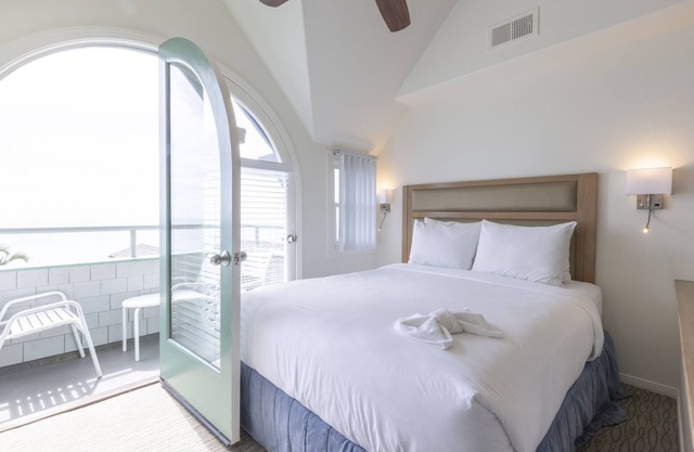 California Coastal Charm in Del Mar! Outdoor Pool, Free Parking, Kitchenette!