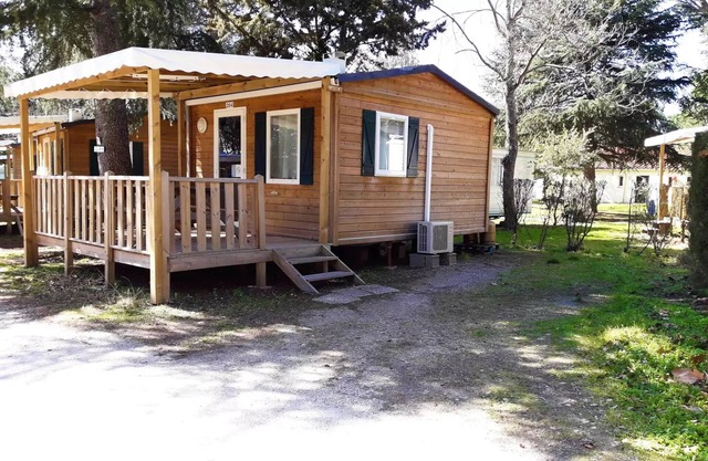 Campsite Les Casteillets *** - Chalet Comfort 16 m2 - 1 bedroom - air conditioning (extra sleeping possibility) 4 persons