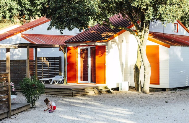Campsite le Bois Fleuri ***** - 4-room chalet 4 adults + 2 children 2 bathrooms Air-conditioned