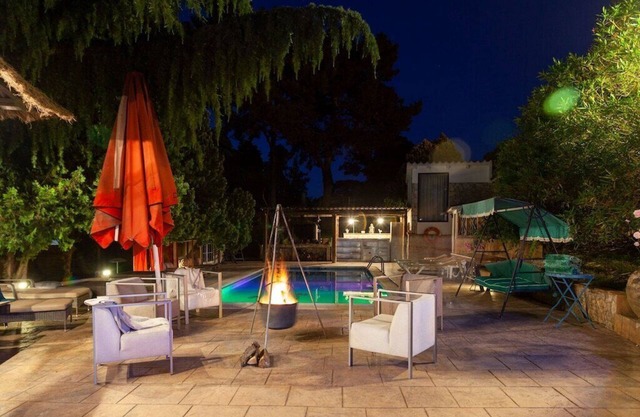 CAN BERNARDI - VILLA DE RECREO Y DESCANSO EN MEDIO DE LA NATURALEZA (21 PAX)