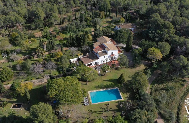 Villa Can Pares, a 15 min de las playas de Sitges, a 30 min Barcelona. 20 huéspedes, piscina, césped