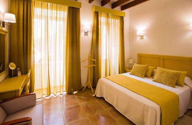 CAN SERRETE - H. DOBLE VISTA CIUDAD - Bonito hotel con piscina compartida y Wifi gratis.