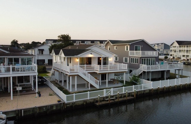 Canal Front Views, Boat Dock, Kayaks, 10" Walk to the Beach, Free Activities inc. Golf at Bear Trap.