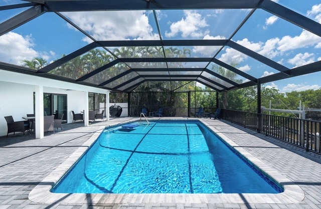 🏖️Canal Front with Private Dock | Massive Private Pool | Sea Grapes🏖️