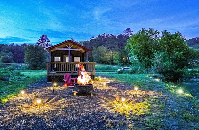 Caney Creek| Luxury Creekfront | Tiny Cabin-|Hot Tub | Wifi