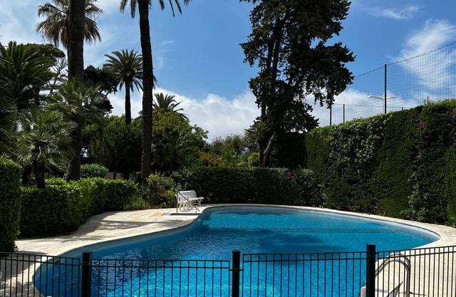 Cannes, apparently T3 garden level 30m from the beach, in landscaped park