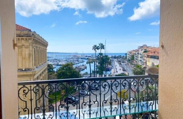 Cannes: Quai St Pierre : 2 bedrooms apt with balcony and sea view
