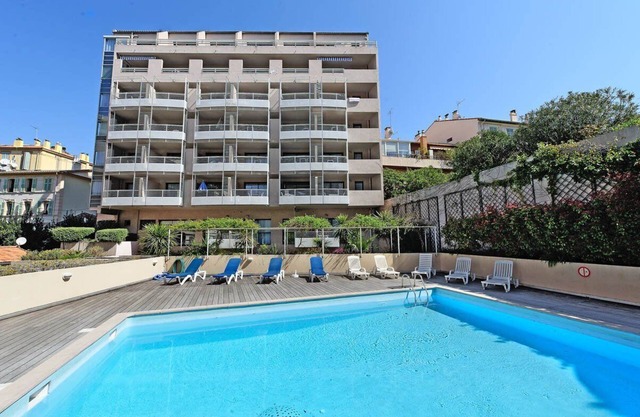 CANNES SUQUET WITH GARDEN & POOL FIEW MINUTES TO FILM FESTIVAL PALAIS & BEACH