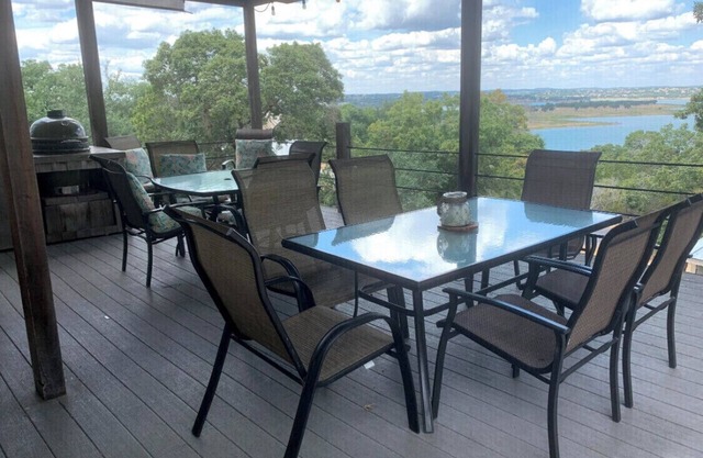 Propiedad en Canyon Lake con hermosas vistas !!!