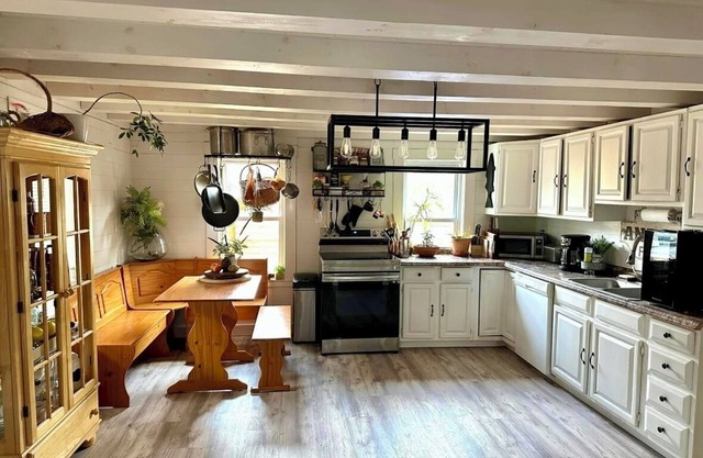 Cape Cod Farmhouse- Pet Friendly, Fully Fenced in Backyard