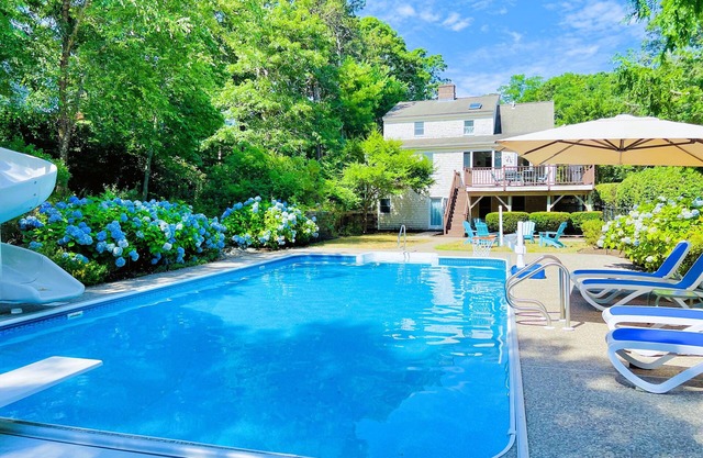 Casa de veraneo en Cape Cod ofrece piscina climatizada y cerca de las playas
