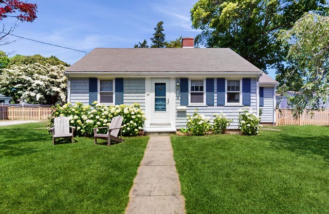 Cape house w/ AC, walk to Park, ferries, dining & shops; close to rail trail