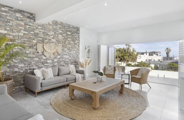 Cape Town Beach Home with Panoramic Ocean and Table Mountain Views. 11pax