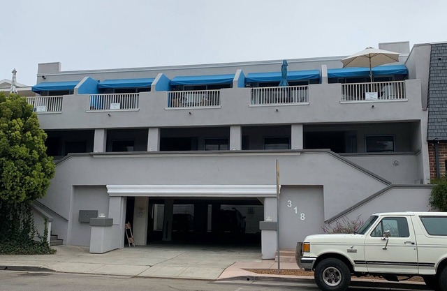 Corazón de Capitola Village con dos espacios de estacionamiento privado y cerca de la playa!