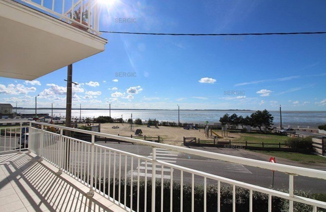 En una residencia reciente frente al mar