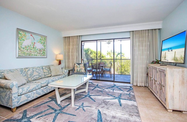 Captiva Resort Villas 3224 Cozy King Condo Steps from the Sand & Pool.