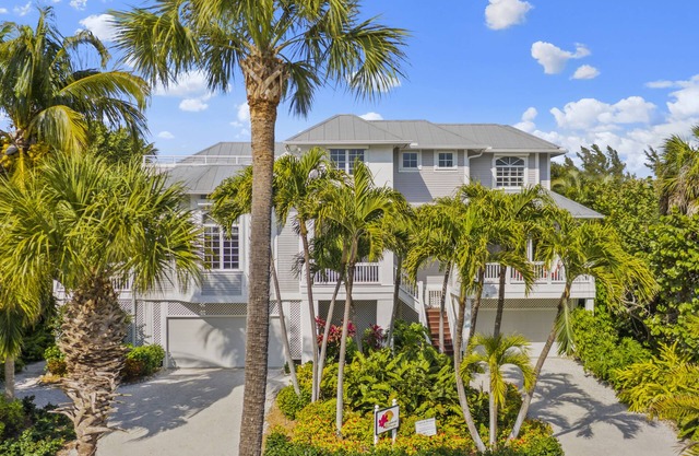 Tropical Breeze Luxury Home - 60 yardas de una playa fantástica sin caminos para cruzar