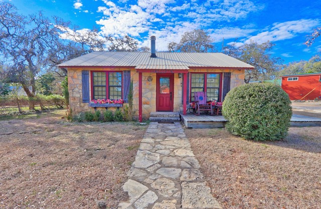 Caretaker's Cottage with Swimming Pool Access on a 75 Acre Ranch