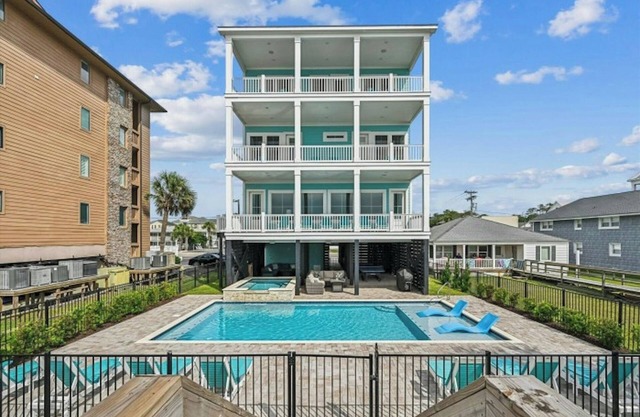 Carolina Breeze- Oceanfront 8BR- Pool, Hot Tub