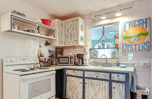 Carrabelle Cottage w/ BBQ Grill ~ 7 Mi to Beach!