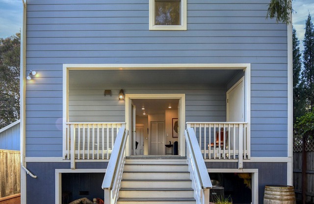 CARRIAGE HOUSE ON COOMBS, renovated 1250 sf, downtown, Wineries, Entertainment