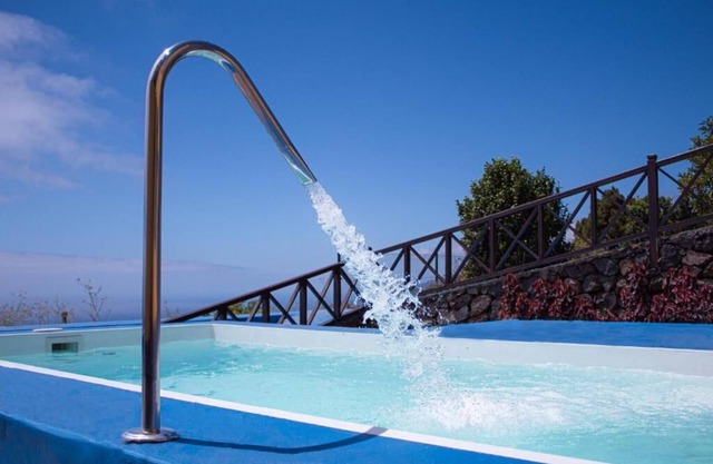 CASA ALBA, casa rústica en la colina con piscina-spa climatizada y vistas al mar