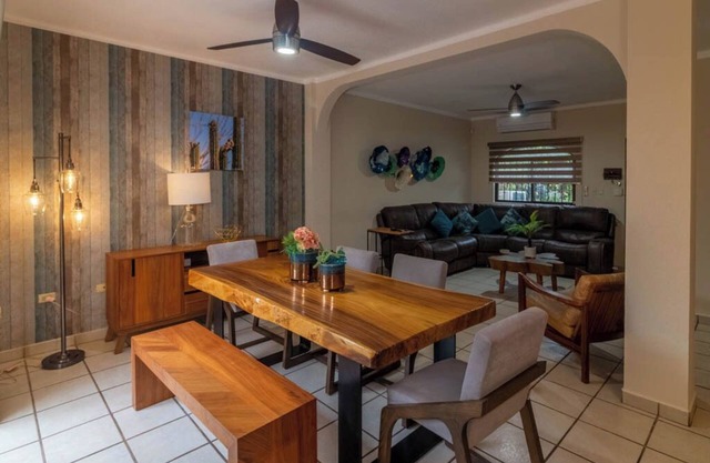 Casa amplia, a solo 3 minutos del malecón, a dos cuadras de super mercados.