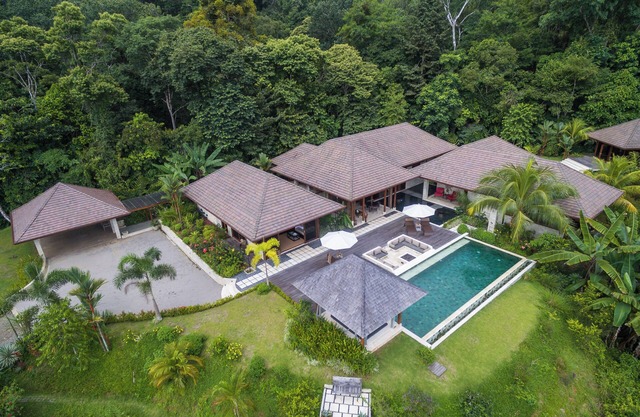 Casa Bellavia: Balinese Ocean-View Masterpiece on 25 Acres, Huge Pool, Fire Pit